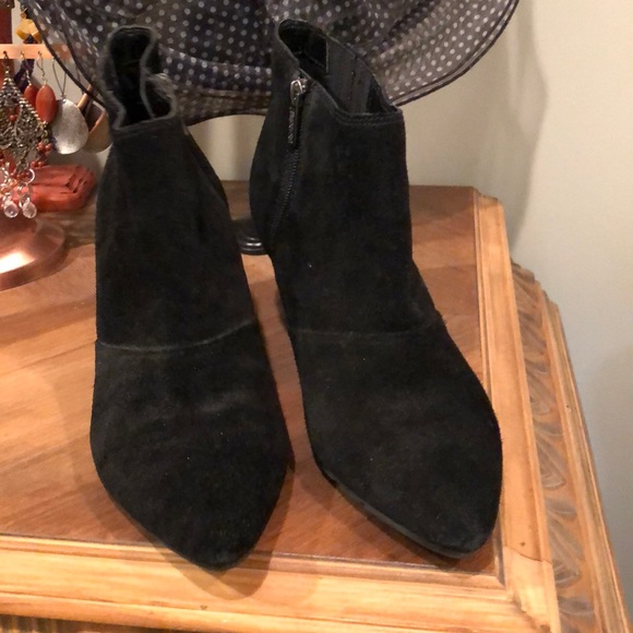 Kenneth Cole blacks suede ankle boots - Picture 3 of 4